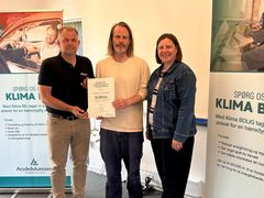 Repræsentant fra Friends of Cold Hawaii sammen med Mikael Nielsen (tv), formand for Fonden for Andelskasserne i område Nord, og Lene Hebsgaard Larsen, centerdirektør i Andelskassen i Koldby