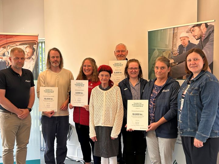 Repræsentanter fra de fire modtagere af fondsmidler sammen med Mikael Nielsen (yderst tv), formand for Fonden for Andelskasserne i område Nord, og Lene Hebsgaard Larsen (yderst th), centerdirektør i Andelskassen i Koldby