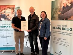 Repræsentant fra Boddumhus sammen med Mikael Nielsen (tv), formand for Fonden for Andelskasserne i område Nord, og Lene Hebsgaard Larsen, centerdirektør i Andelskassen i Koldby
