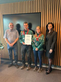 Repræsentanter fra Langsø Gruppe sammen med Brian Vels (tv), bestyrelsesmedlem i Fonden for Andelskasserne i område Nord og Lisbeth Dalum Hansen (th), centerdirektør i Andelskassen i Viborg