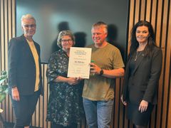Repræsentanter fra Finderup By og Land sammen med Pia Viller Arendt (v), næstformand for Fonden for Andelskasserne i område Nord og Lisbeth Dalum Hansen (th), centerdirektør i Andelskassen i Viborg