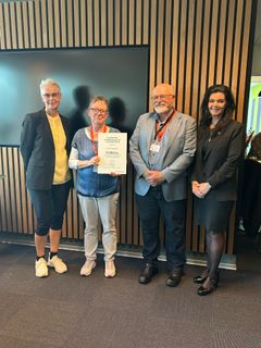 Repræsentanter fra FDF Frederiks sammen med Pia Viller Arendt (tv), næstformand for Fonden for Andelskasserne i område Nord og Lisbeth Dalum Hansen (th), centerdirektør i Andelskassen i Viborg