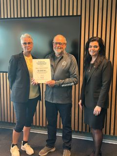Repræsentant fra Karup - Kølvrå Idrætsklub sammen med Pia Viller Arendt (tv), næstformand for Fonden for Andelskasserne i område Nord og Lisbeth Dalum Hansen (th), centerdirektør i Andelskassen i Viborg