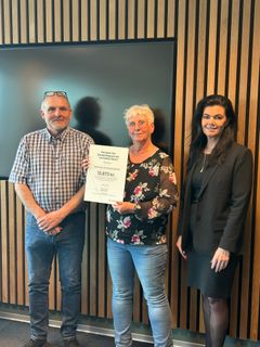 Repræsentant fra Vammen Forsamlingshus sammen med Brian Vels (tv), bestyrelsesmedlem i Fonden for Andelskasserne i område Nord og Lisbeth Dalum Hansen (th), centerdirektør i Andelskassen i Viborg