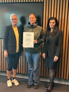 Repræsentant fra Karup - Kølvrå Idrætsklub sammen med Pia Viller Arendt (tv), næstformand for Fonden for Andelskasserne i område Nord og Lisbeth Dalum Hansen (th), centerdirektør i Andelskassen i Viborg
