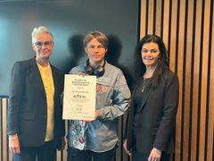 Repræsentant fra FDF Viborg Søkreds sammen med Pia Viller Arendt (tv), næstformand i Fonden for Andelskasserne i område Nord og Lisbeth Dalum Hansen (th), centerdirektør i Andelskassen i Viborg