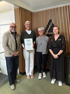 Repræsentanter fra Foreningen Blomsterglæder sammen med Michael Simonsen (tv), bestyrelsesmedlem i Fonden for Andelskasserne i område Nord og Julie Rosenfeldt Laursen (th), privatkundechef i Andelskassen i Hobro