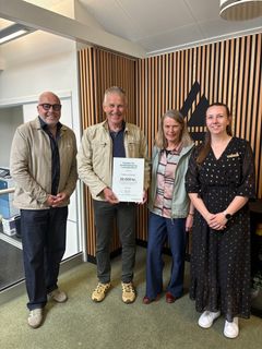 Repræsentanter fra Hadsund Roklub sammen med Michael Simonsen (tv), bestyrelsesmedlem i Fonden for Andelskasserne i område Nord og Julie Rosenfeldt Laursen (th), privatkundechef i Andelskassen i Hobro