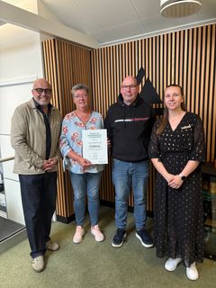 Repræsentanter fra Vive Idrætsforening sammen med Michael Simonsen (tv), bestyrelsesmedlem i Fonden for Andelskasserne i område Nord og Julie Rosenfeldt Laursen (th), privatkundechef i Andelskassen i Hobro