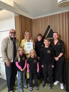 Repræsentanter fra Aars Motocross Club sammen med Michael Simonsen (tv), bestyrelsesmedlem i Fonden for Andelskasserne i område Nord og Julie Rosenfeldt Laursen (th), privatkundechef i Andelskassen i Hobro