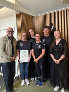 Repræsentanter fra Doense-Vebbestrup IF sammen med Michael Simonsen (tv), bestyrelsesmedlem i Fonden for Andelskasserne i område Nord og Julie Rosenfeldt Laursen (th), privatkundechef i Andelskassen i Hobro