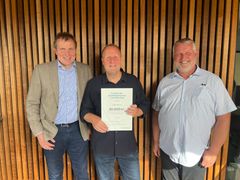 Repræsentant fra Stjernerne sammen med Kenneth P. Rasmussen(th), bestyrelsesmedlem i Fonden for Andelskasserne i område Syd og Jan Hansen(tv), centerdirektør i Andelskassen i Odense