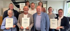 Repræsentanter fra de fire modtagere af fondsmidler sammen med Michael Knudsen (midten i hvid skjorte), bestyrelsesmedlem i Fonden for Andelskasserne i område Nord