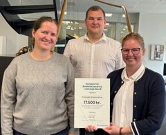 Repræsentanter fra Fiskbæk Missionshus sammen med Michael Knudsen (bagerst), bestyrelsesmedlem i Fonden for Andelskasserne i område Nord