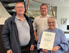 Repræsentanter fra Grundejerforeningen Ådalen sammen med Michael Knudsen (bagerst), bestyrelsesmedlem i Fonden for Andelskasserne i område Nord