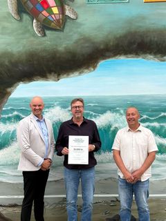Repræsentant fra Nørre Nebel Borgerforening sammen med Frank Lorentzen (th), bestyrelsesmedlem i Fonden for Andelskasserne i område Syd og Bjarne Eg (tv), centerdirektør i Andelskassen i Varde