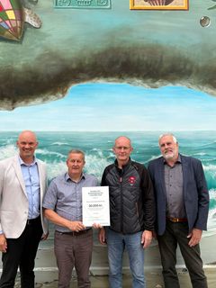 Repræsentanter fra Skovlund Idrætsforening sammen med Finn W. Ladegaard (th), formand i Fonden for Andelskasserne i område Syd og Bjarne Eg (th), centerdirektør i Andelskassen i Varde