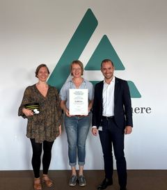 Repræsentanter fra Støtteforening Grimstrup Friskole sammen med Michael Bitsch Jakobsen, centerdirektør i Andelskassen i Esbjerg