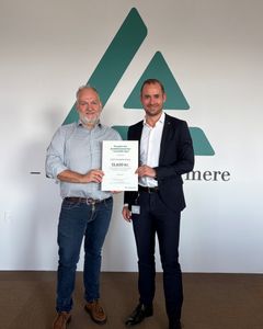 Repræsentant fra HATS Teaterforening sammen med Michael Bitsch Jakobsen (th), centerdirektør i Andelskassen i Esbjerg