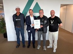 Repræsentanter fra Esbjerg Billard Club sammen med Michael Bitsch Jakobsen (midten til venstre), centerdirektør i Andelskassen i Esbjerg
