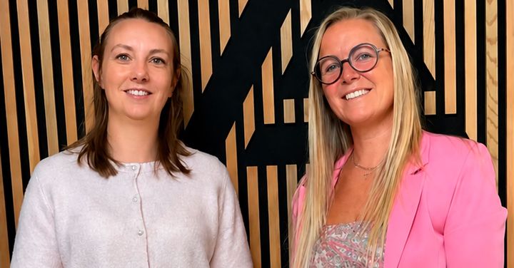 Maja Rauff Frank (th) er startet som kunderådgiver i Andelskassen i Hobro. Hun står sammen med Julie Rosenfeldt Laursen (tv), privatkundechef i Andelskassen i Hobro.