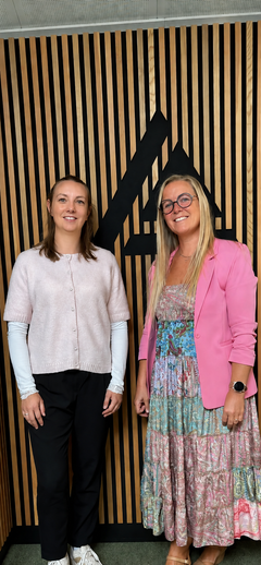 Maja Rauff Frank (th) er startet som kunderådgiver i Andelskassen i Hobro. Hun står sammen med Julie Rosenfeldt Laursen (tv), privatkundechef i Andelskassen i Hobro.
