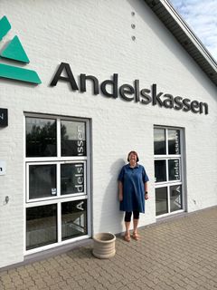 Anni Søndergaard foran Andelskassen i Koldby