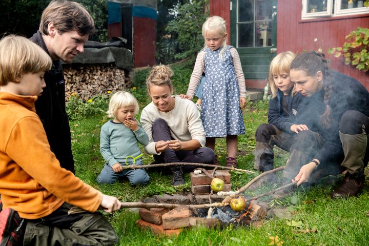 Foto af familie, der laver bål