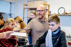 På Nordbyskolen i Guldborgsund arbejder ledelse, lærere og pædagoger med dannelse i praksis. Her er skoleleder Lars Carlsen sammen med børnene. Foto: Ingrid Riis.
