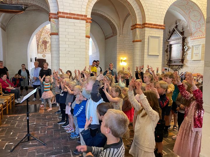 Syngespirerne fra Stubbekøbing Skole sang i juni måned med Ensemble Storstrøm i Stubbekøbing Kirke.