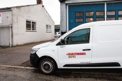 Her ses indgangen til hjælpemiddeldepotet i Nykøbing. Fra 1. januar 2024 kan du nu låne rollatorer, albuestokke, badebænke og toiletforhøjere med armlæn uden sagsbehandling forinden. Foto: Guldborgsund Kommune