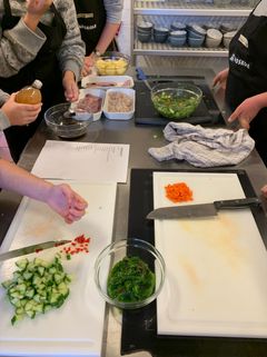 Elever fra Nysted Skole i Guldborgsund Kommune er til madundervisningen "Vild med mad" på Sakskøbing Madskole. Foto: Nysted Skole.