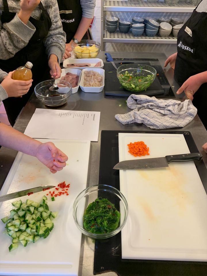 Elever fra Nysted Skole i Guldborgsund Kommune er til madundervisningen "Vild med mad" på Sakskøbing Madskole. Foto: Nysted Skole.