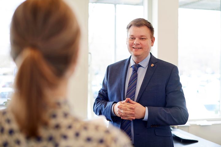 Tirsdag den 17. september klokken 16-18 kan borgerne i Guldborg møde borgmester Simon Hansen, når der er åbent kontor i GULDborgen. Foto: Patrick Kirkby / Guldborgsund Kommune.