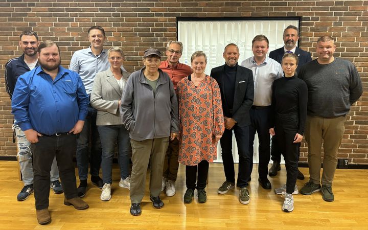 Et samlet byråd står bag Guldborgsund Kommunes budgetaftale. Her ses borgmester Simon Hansen og alle gruppeformænd, undtagen Bob Richard Nielsen, der var forhindret i at stille op til fotografering. Fra venstre ses Camillo Krog, Chris Veber, Ole K. Larsen, Stine Steffensen, Bente Lerche-Thomsen, John Brædder, Annemette Schønberg Johnsen, René Christensen, Simon Hansen, Johannes Kristensen, Katrine Burmann, Paw Hallandson. Foto: Guldborgsund Kommune.