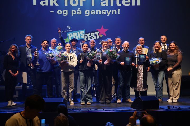 Alle prismodtagerne på scenen efter en aften med hyldester og skulderklap.