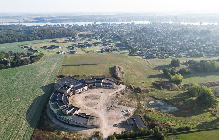 Den nye skole, som her ses fra oven, bliver landets første permanente svanemærkede folkeskole, når den er bygget færdig. Dronefoto: Guldborgsund Kommune