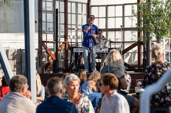 Denne sommer kommer der igen musik og aktiviteter på Kajen Nord. Vores Nykøbing vil skabe et program, som vil styrke Nykøbing som handelsby, og samtidig give borgere og besøgende nogle gode oplevelser ved havnen. Havnen i Nykøbing Falster omdannes over de næste 10-15 år til et grønt og attraktivt område med flere byrum med adgang til vandet.