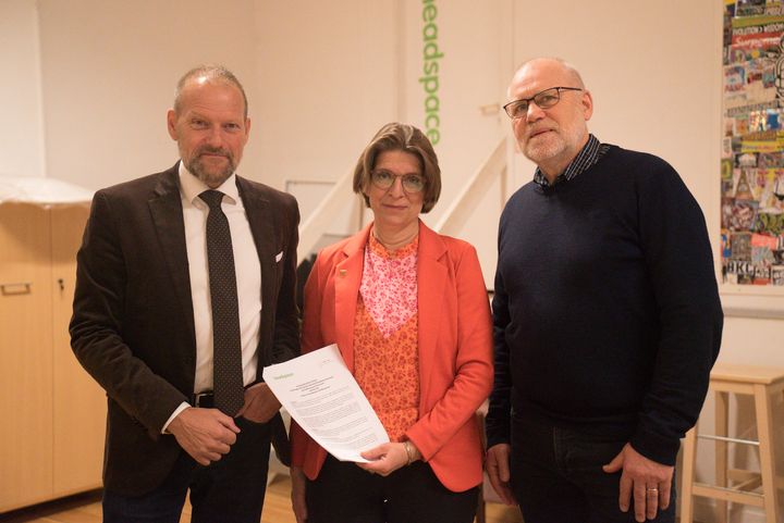 René Christsensen, formand for Beskæftigelsesudvalget, Britta Lange, formand for Socialudvalget og Kristian Hjorth, områdechef i headspace, er glade for aftalen. Foto: Guldborgsund Kommune