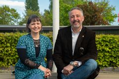 Næstformand Kathrine Brønnes og formand Johannes Kristensen fra Ældre og Omsorgsudvalget i Guldborgsund Kommune er svært tilfredse med kåringen. Foto: Guldborgsund Kommune