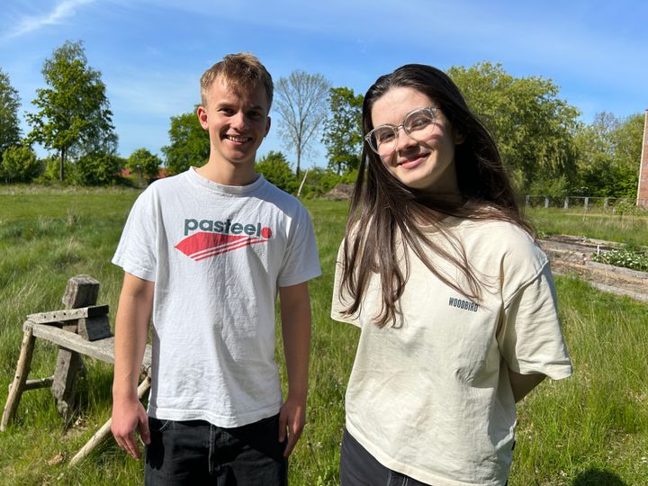 Gustav Vest (tv.) og Pil Welling, der bor i Guldborgsund Kommune, er med i projektet Ung_Indflydelse, hvor 60 unge fra fem kommuner skal komme med anbefalinger til, hvordan unge fremover skal inddrages i hverdagsdemokratiet. Nu søger projektet flere unge, der skal udgøre en såkaldt unge-borgersamling. Foto: Guldborgsund Kommune