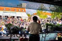Umut Sakarya underviser i det grønne køkken på Madens Folkemøde i Nykøbing Falster. Foto: Sophie Due