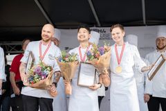 Det var på Madens Folkemøde, at vinderen af konkurrencen om at skulle repræsentere Danmark i kokkekonkurrencen Bocuse d'Or i 2027 blev kåret. Vinderen blev som bekendt Christian Wellendorf. Foto: Sophie Due
