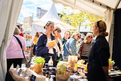 Madmarkedet på Madens Folkemøde i Nykøbing Falster var velbesøgt. Foto: Sophie Due