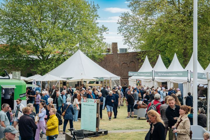 Madens Folkemøde var i år rykket til Nykøbing Falster. Det blev en stor publikumssucces, og omkring 70.000 mennesker var i bymidten fordelt over de tre dage, hvor folkemødet varede. Foto: Yunseo Jeong.