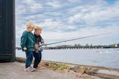 Der var aktiviteter for alle aldre til Madens Folkemøde i Nykøbing Falster. Her er to små fiskere til streetfishing. Foto: Yunseo Jeong