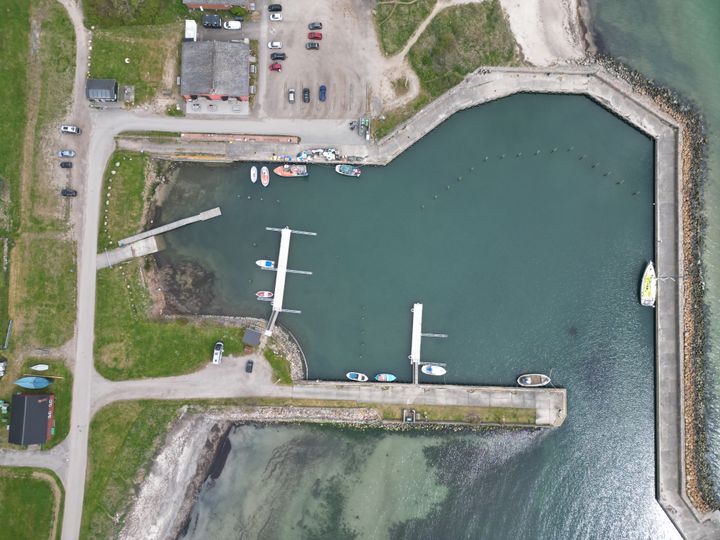 Sådan så Hesnæs Havn ud, før stormfloden ødelagde havnen i oktober 2023. Nu har Guldborgsund Kommune overtaget havnen, og byrådet har vedtaget en plan for genopbygningen. Foto: Guldborgsund Kommune.
