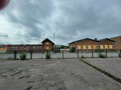 Frontsiden af de bevarede bygninger fra det gamle slagteri, som nu skal danne rammen om omdannelsen af slagterigrunden til et nyt grønt område med cykelparkering og mødefaciliteter.