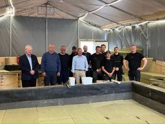 Udvalget var glade for rundvisningen hos Primatag der er en stor, lokal arbejdsplads. Foto: Guldborgsund Kommune