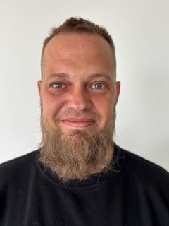 Daniel Kristiansen er 36 år gammel og uddannet indenfor salg - men nu er han i arbejde som taglægger. Foto: Guldborgsund Kommune